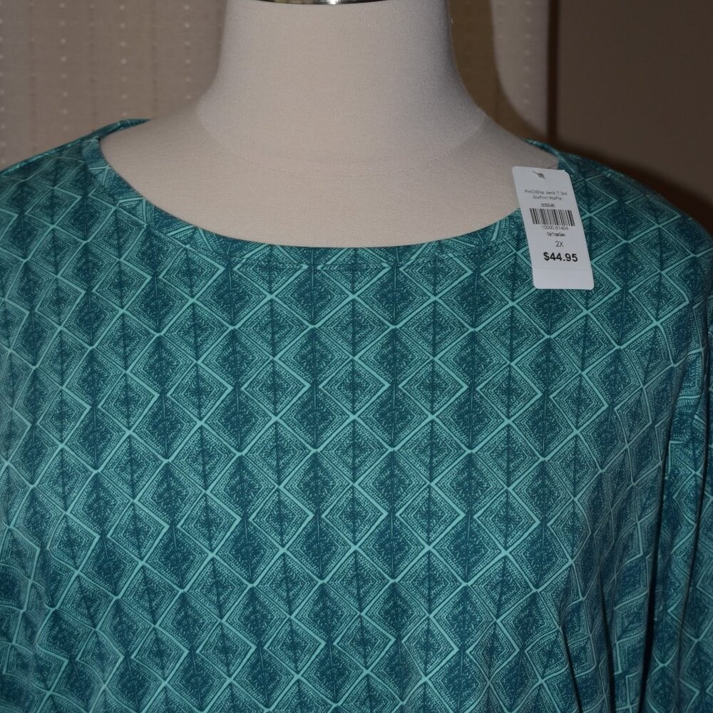 woman's 3/4 sleeve t-shirt